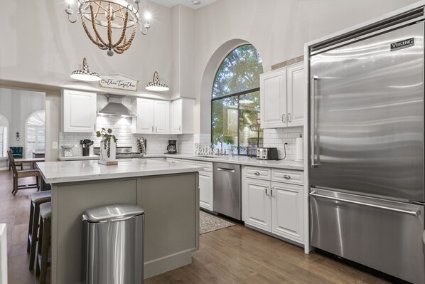 Fridge, microwave, oven, stovetop - Stunning North Scottsdale Home w/Heated Pool and Hot Tub (Scottsdale)