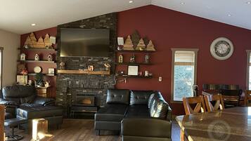 Smart TV, chimenea y libros