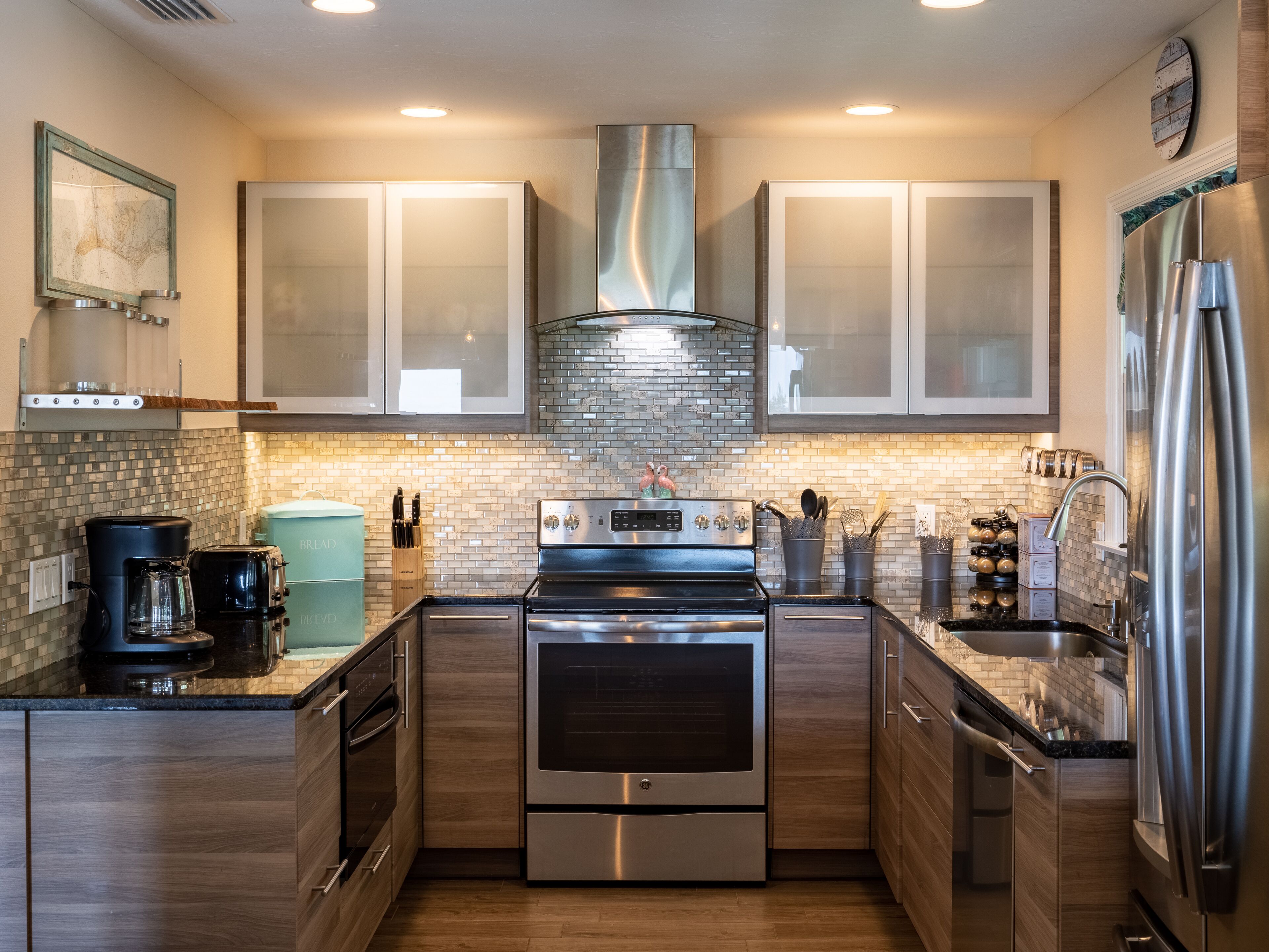 Kühlschrank, Mikrowelle, Ofen, Herdplatte