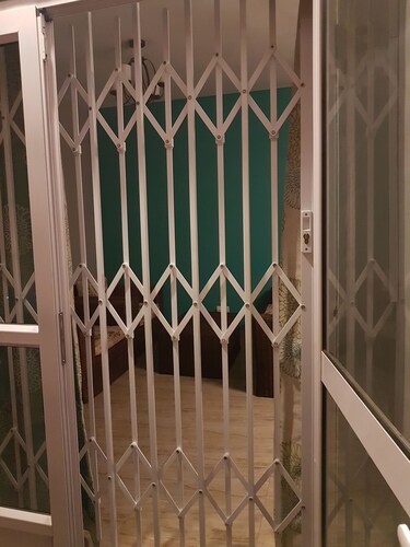 Modern 2- bed Apartment near beach + free wifi