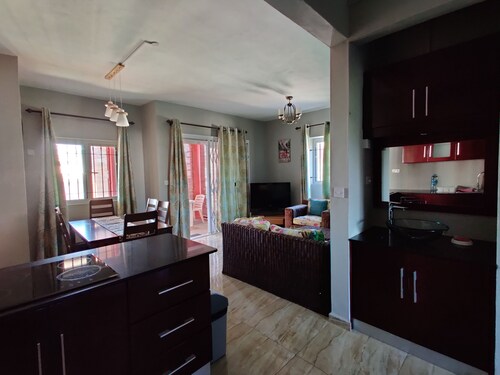 Modern 2- bed Apartment near beach + free wifi