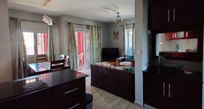 Modern 2- bed Apartment near beach + free wifi