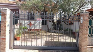 A gated property with a sign indicating 'AFFITTASI' and a contact number. - Villa dei focesi (Marina di Ascea)