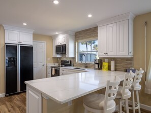 Jääkaappi, mikroaaltouuni, uuni, liesi