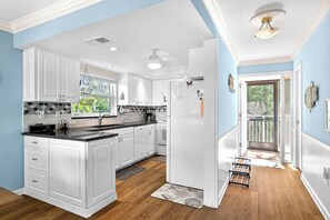 Kylskåp, mikrovågsugn, ugn och spishäll