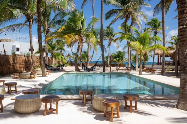 Una piscina al aire libre