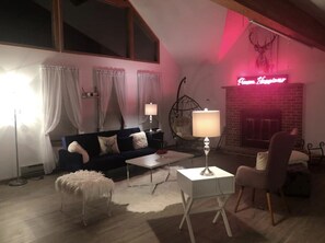 Interior - Escape to ‘Pursue Happiness’ - Your Poconos Retreat! (Tobyhanna)