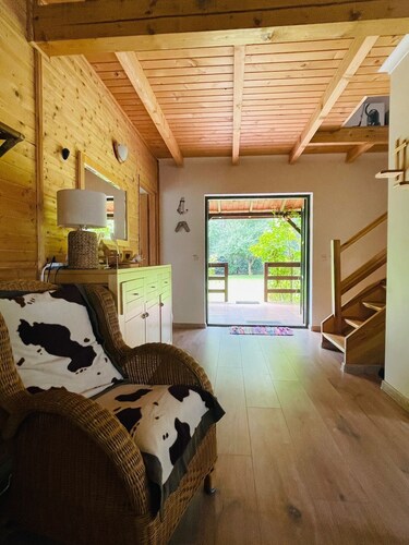 Uroczy, drewniany domek nad morzem