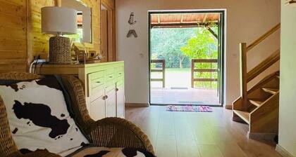 Uroczy, drewniany domek nad morzem