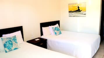 Habitación doble Confort, 2 camas Queen size, vista a la playa | Tabla de planchar con plancha, wifi gratis y ropa de cama