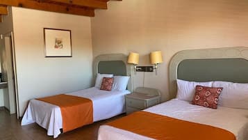 Tabla de planchar con plancha, wifi gratis y ropa de cama