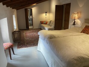 5 habitaciones, tabla de planchar con plancha, wifi y ropa de cama 