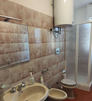 Shower, hair dryer, bidet, towels - Panoramic apartment in the center IUN.Gov.it/Q0210 Cin IT111105C2000Q0210 (Villasimius)