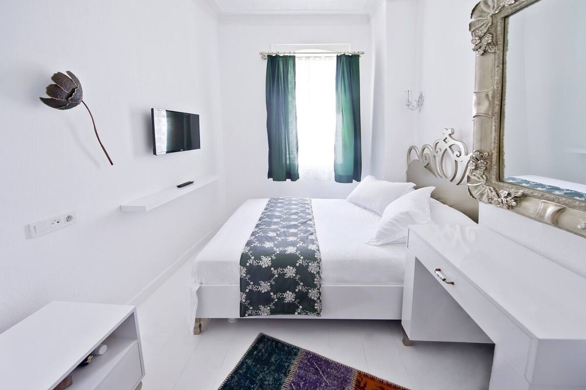 Deluxe Double Room (Artemis)