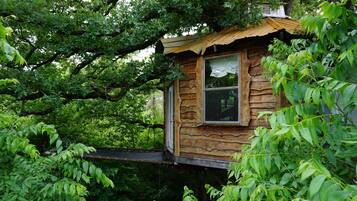 Casa de árbol romántica, varias camas, hidromasaje, vista al parque | Vista al jardín