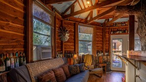 Casa sull'albero romantica, letti multipli, idromassaggio, vista parco | Area soggiorno