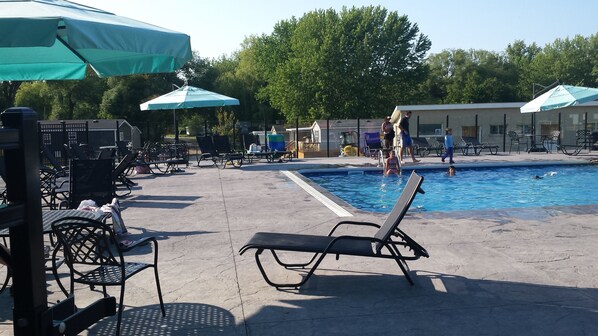 Piscine extérieure en saison