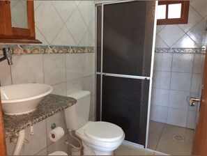Casa familiar | Baño | Regadera y toallas 