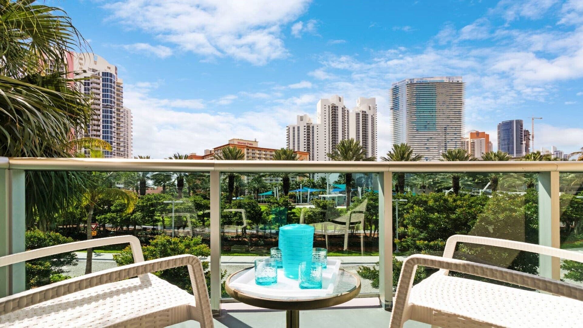 😎Vaca on Sunny Isles Beach, Modern, Clean, sleeps 7, FREE PARKING