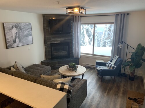Cozy suite on the Ridge - full kitchen, laundry, mountain views
