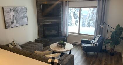 Cozy suite on the Ridge - full kitchen, laundry, mountain views