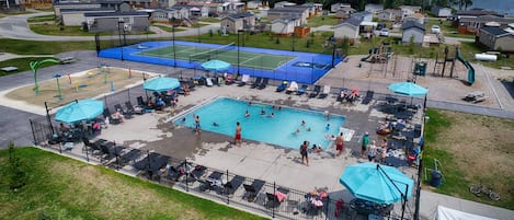 Una piscina al aire libre de temporada