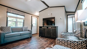 Casa de campo estándar, 3 habitaciones | Zona de estar | Una televisión, un reproductor de DVD