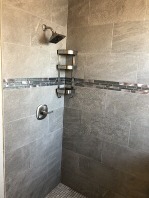 Dusche, Handtücher, Seife, Toilettenpapier