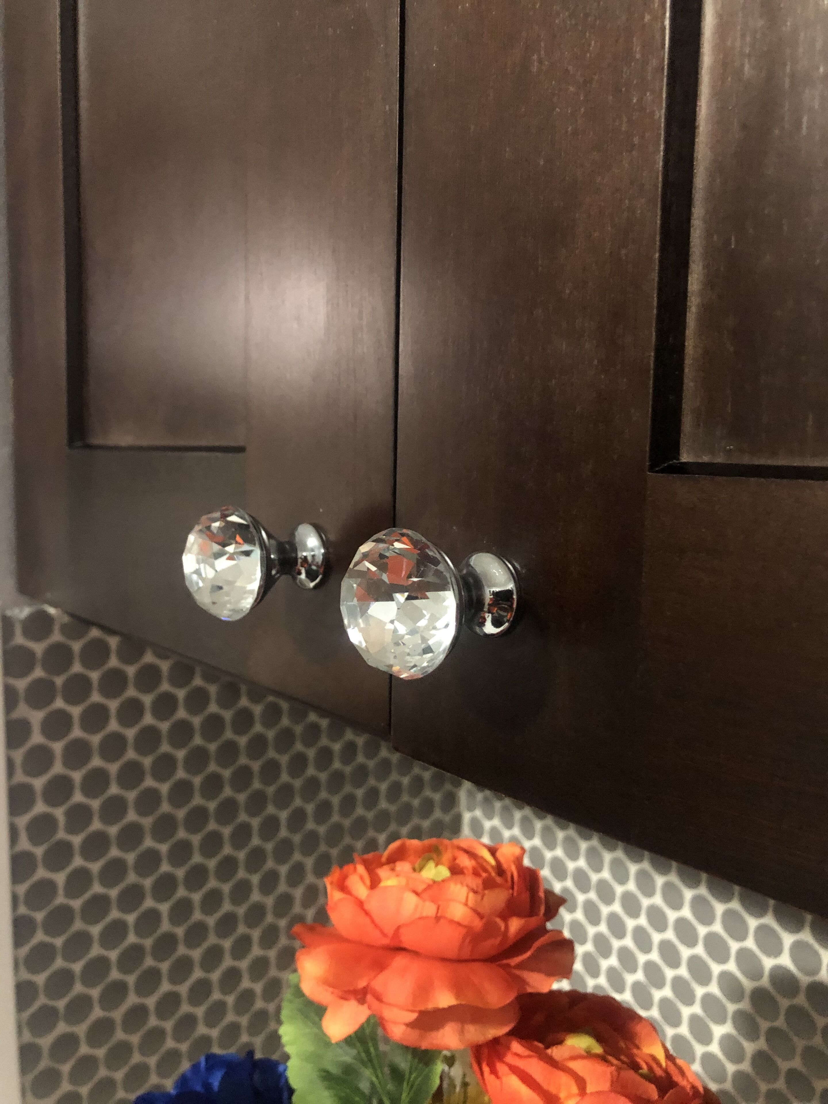 Una puerta de madera con dos pomos redondos, similares al cristal.