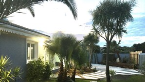 Ein gepflegter Garten mit einem Weg, der zu einem Haus führt.