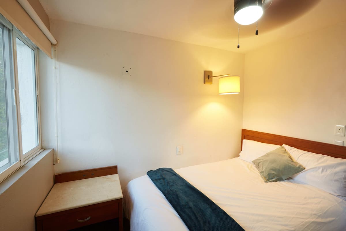 1 chambre, ameublement personnalisé, bureau