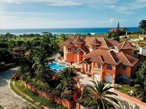 Dream Castle Villa, Montego Bay, 9 Large bedrooms 