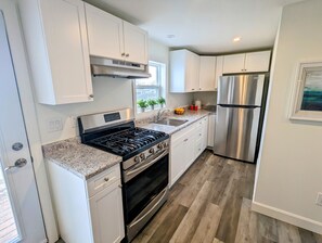 Full-size fridge, microwave, oven, coffee/tea maker - Great Blue Resorts - McCreary's Beach (Drummond-North Elmsley)