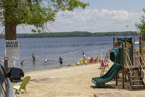 Children's play area - outdoor - Great Blue Resorts - McCreary's Beach (Drummond-North Elmsley)