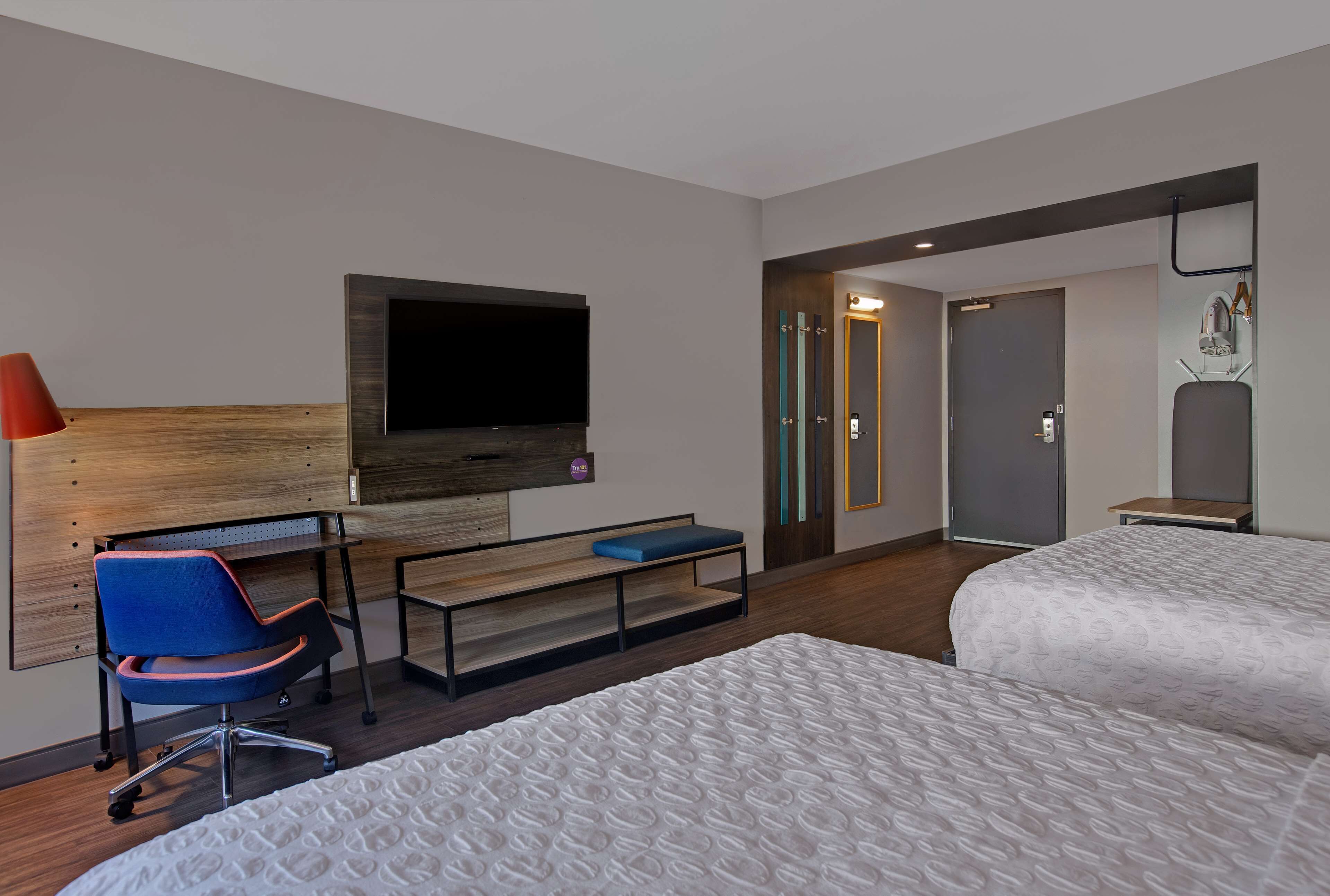 desk, free wifi, bed sheets