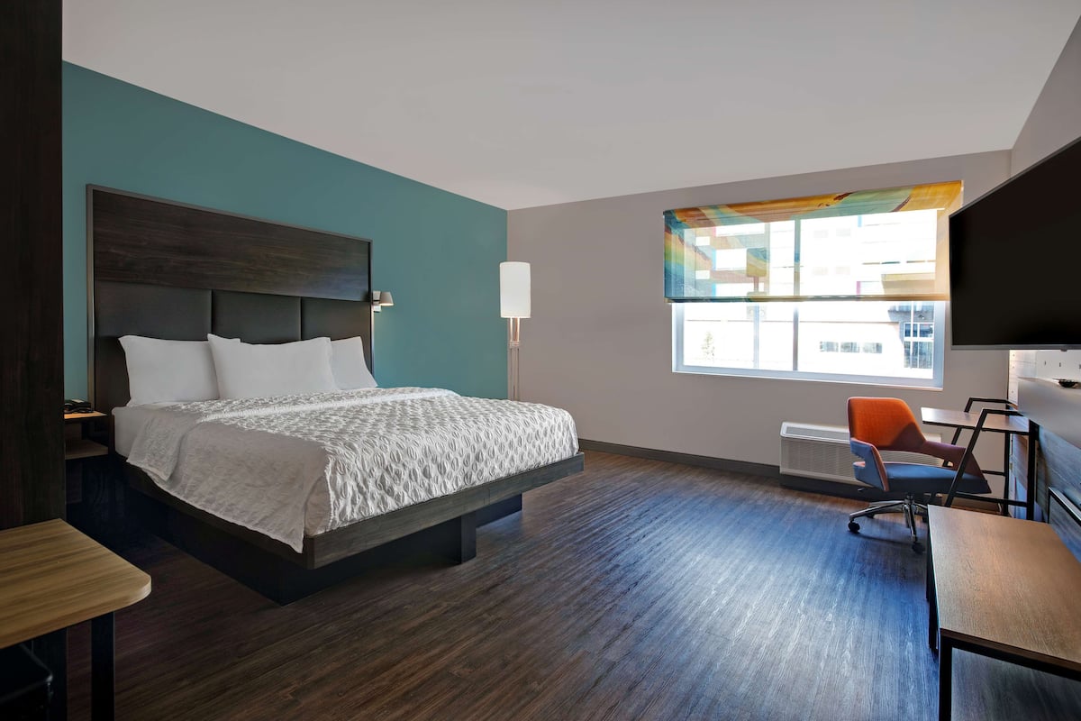 Room, 1 King Bed, Accessible (Roll-In Shower) | Desk, free WiFi, bed sheets