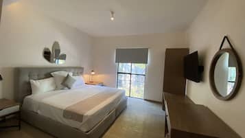 Suite Deluxe | 1 habitación, caja de seguridad en la habitación y escritorio
