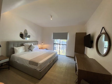 1 habitación, caja de seguridad en la habitación y escritorio