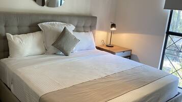 Suite Deluxe | 1 habitación, caja de seguridad en la habitación y escritorio