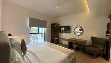 Deluxe Suite | 1 bedroom, in-room safe, desk, laptop workspace