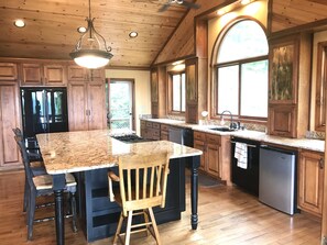 Fridge, microwave, oven, stovetop - MOUNTAIN TOP RETREAT - STUNNING VIEWS! Hot tub, secluded, family friendly, 5BR! (Rabun Gap)