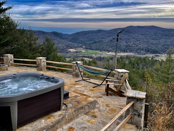 Terrace/patio - MOUNTAIN TOP RETREAT - STUNNING VIEWS! Hot tub, secluded, family friendly, 5BR! (Rabun Gap)