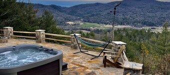 MOUNTAIN TOP RETREAT - STUNNING VIEWS! Hot tub, secluded, family friendly, 5BR!