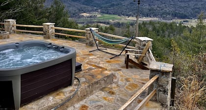 MOUNTAIN TOP RETREAT - STUNNING VIEWS! Hot tub, secluded, family friendly, 5BR!