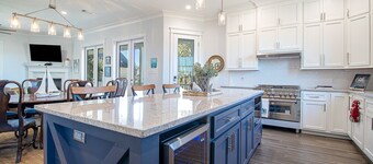 EXPANSIVE PORCH-Gulf Breezes-Beach Views & Gorgeous Oak tree