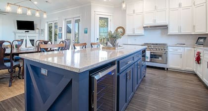 EXPANSIVE PORCH-Gulf Breezes-Beach Views & Gorgeous Oak tree