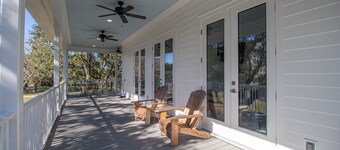 EXPANSIVE PORCH-Gulf Breezes-Beach Views & Gorgeous Oak tree