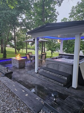 Outdoor dining - Lake House  with easy water access, limited water view, sitting on 4 acres. (Kuttawa)