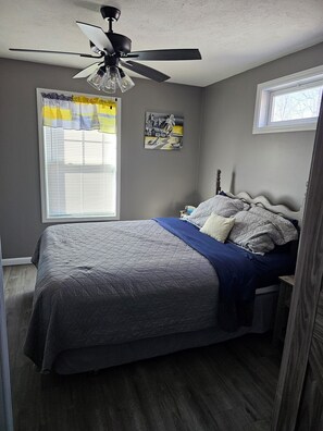 2 bedrooms, free WiFi, bed sheets - Lake House  with easy water access, limited water view, sitting on 4 acres. (Kuttawa)