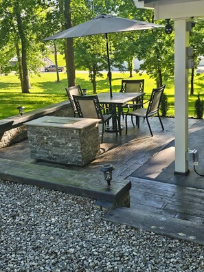 Outdoor dining - Lake House  with easy water access, limited water view, sitting on 4 acres. (Kuttawa)